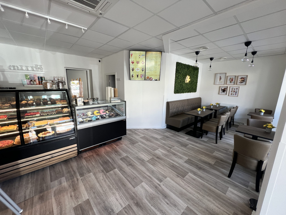 Innenraum des Eiscafés mit Theke und Sitzplätzen